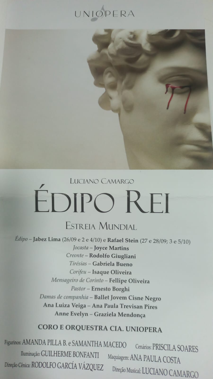 O mundo passa e nós voamos.